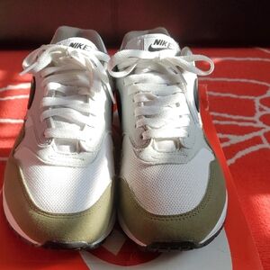 Nike White and Green Sneakers